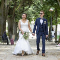 sebastien huruguen photographe de mariage à Bordeaux mariés main dans la main marchant dans le parc après s'être mariés à l'hôtel de ville de Bordeaux