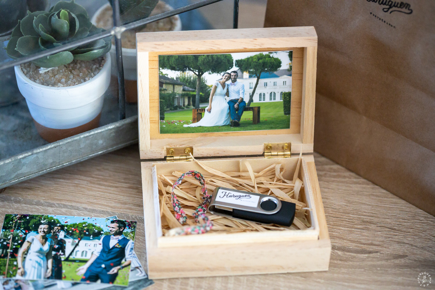 Tirages photos et coffret en bois avec clé USB des photos HD de mariage livré dans chaque reportages photos de mariage réalisés par Sébastien Huruguen photographe de mariage à Bordeaux.