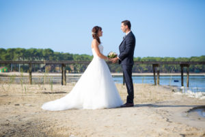 couple-jeunes-maries-seance-photo-trash-the-dress-day-after-plage-lac-ocean-carcans-sebastien-huruguen-photographe-mariage-1