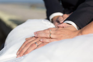 couple-jeunes-maries-seance-photo-trash-the-dress-day-after-plage-lac-ocean-carcans-sebastien-huruguen-photographe-mariage-10