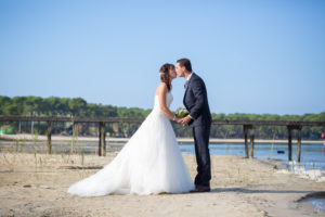 couple-jeunes-maries-seance-photo-trash-the-dress-day-after-plage-lac-ocean-carcans-sebastien-huruguen-photographe-mariage-2