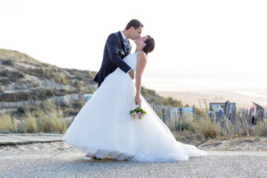 couple-jeunes-maries-seance-photo-trash-the-dress-day-after-plage-lac-ocean-carcans-sebastien-huruguen-photographe-mariage-21