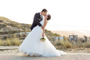 couple-jeunes-maries-seance-photo-trash-the-dress-day-after-plage-lac-ocean-carcans-sebastien-huruguen-photographe-mariage-22