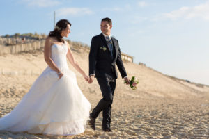 couple-jeunes-maries-seance-photo-trash-the-dress-day-after-plage-lac-ocean-carcans-sebastien-huruguen-photographe-mariage-27