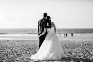 couple-jeunes-maries-seance-photo-trash-the-dress-day-after-plage-lac-ocean-carcans-sebastien-huruguen-photographe-mariage-28