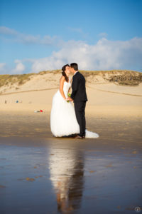 couple-jeunes-maries-seance-photo-trash-the-dress-day-after-plage-lac-ocean-carcans-sebastien-huruguen-photographe-mariage-31