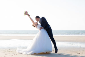 couple-jeunes-maries-seance-photo-trash-the-dress-day-after-plage-lac-ocean-carcans-sebastien-huruguen-photographe-mariage-33