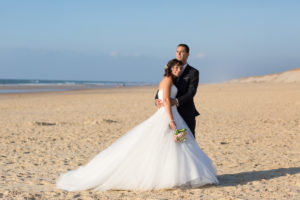 couple-jeunes-maries-seance-photo-trash-the-dress-day-after-plage-lac-ocean-carcans-sebastien-huruguen-photographe-mariage-34