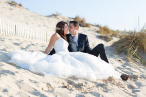 couple-jeunes-maries-seance-photo-trash-the-dress-day-after-plage-lac-ocean-carcans-sebastien-huruguen-photographe-mariage-35