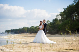 couple-jeunes-maries-seance-photo-trash-the-dress-day-after-plage-lac-ocean-carcans-sebastien-huruguen-photographe-mariage-5