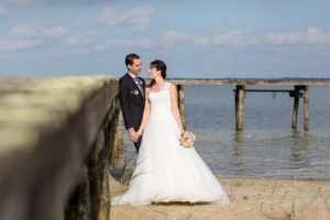 couple-jeunes-maries-seance-photo-trash-the-dress-day-after-plage-lac-ocean-carcans-sebastien-huruguen-photographe-mariage-7