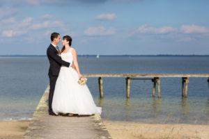 couple-jeunes-maries-seance-photo-trash-the-dress-day-after-plage-lac-ocean-carcans-sebastien-huruguen-photographe-mariage-8