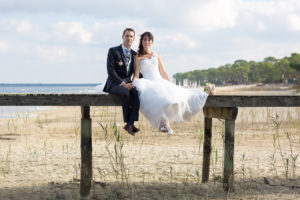 couple-jeunes-maries-seance-photo-trash-the-dress-day-after-plage-lac-ocean-carcans-sebastien-huruguen-photographe-mariage-9