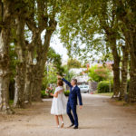 couple de jeunes mariés dans le parc de la mairie de Le Bouscat à Bordeaux