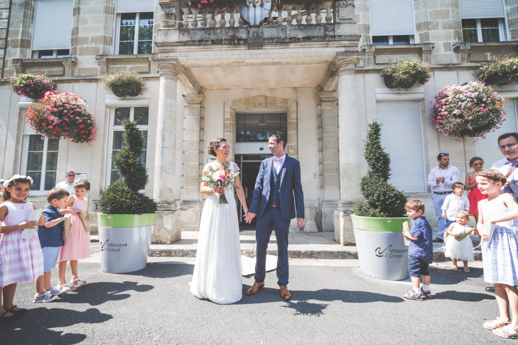 Sebastien Huruguen photographe de mariage à villenave d'ornon - Couple de jeunes mariés devant la mairie