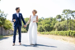 J&A se promenant main dans la main près des vignes du Château de Rochemorin à Martillac.
