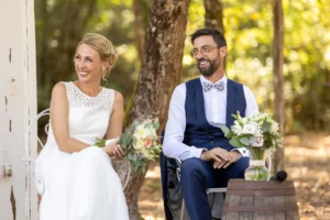 J&A heureux et souriants pendant leur cérémonie laïque au Domaine du Vautrait, Cabanac-et-Villagrains.