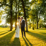 joli couple de marié s'embrassant au coucher de soleil sous l'objectif du photographe professionnel de mariage à Bordeaux Sébastien Huruguen