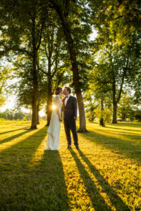 joli couple de marié s'embrassant au coucher de soleil sous l'objectif du photographe professionnel de mariage à Bordeaux Sébastien Huruguen