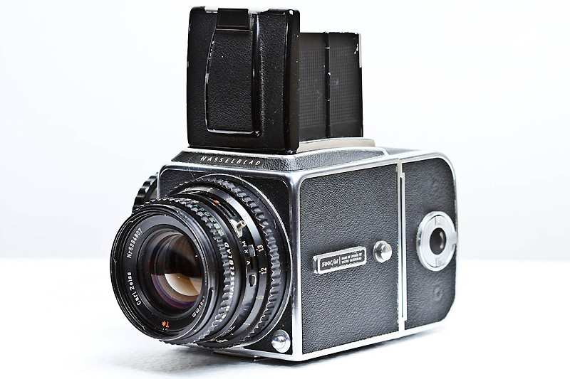 Présentation, appareil photo Hasselblad 500CM, appareil photo argentique moyen format, derrière l’objectif, Sébastien Huruguen photographe de mariage en Gironde