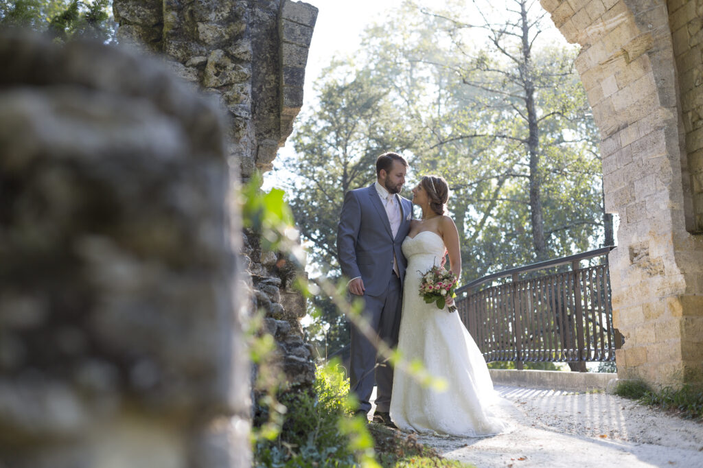 couple de jeunes mariés lors de leur séance trash the dress au parc Majolan à Blanquefort proche de Bordeaux par le photographe de mariage bordelais Sébastien Huruguen