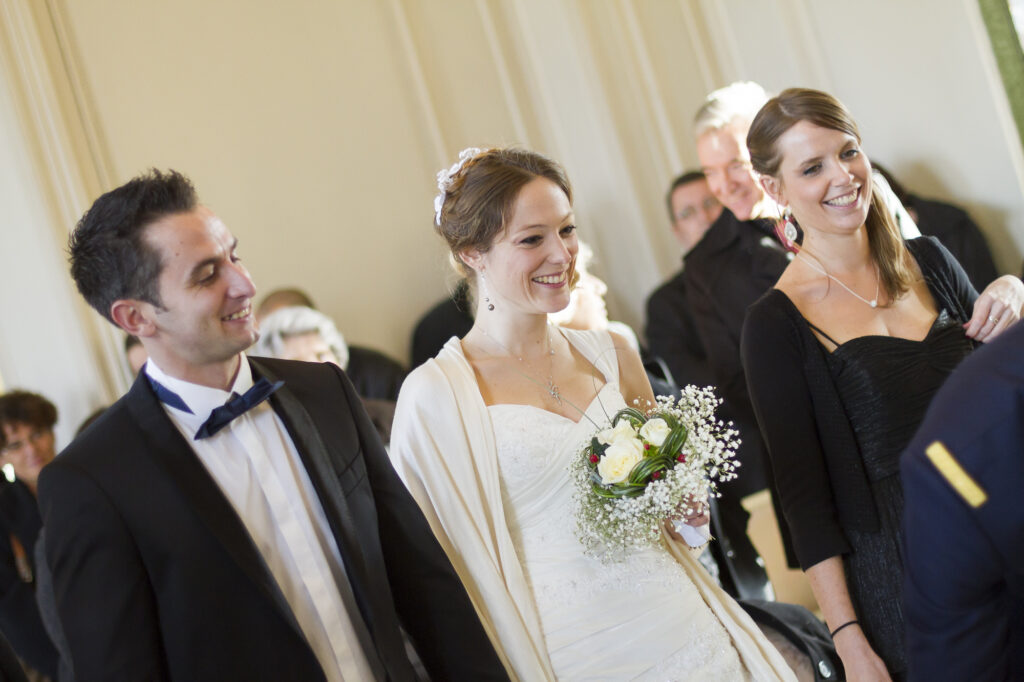 photographe de mariage à Bordeaux Sébastien Huruguen couple de jeunes mariés à la mairie de Talence