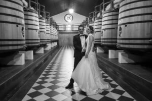 jeunes mariés dansCouple de jeunes mariés dans la Salle du Cuvier du Château Pape-Clement à Pessac, Bordeaux, Gironde (France) par le photographe de mariage bordelais Sébastien Huruguen