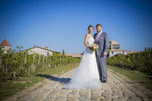 Meilleur Photographe de Mariage a Bordeaux Sebastien Huruguen tarifs chateau leognan Smith Haut Lafitte laffite Sources de Caudalie couple devant les vignes et le chais ciel bleu