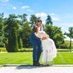 Couple de jeunes mariés s'embrassant sous l'objectif du photographe professionnel de mariage Sébastien Huruguen au Château Lagrange en Gironde.