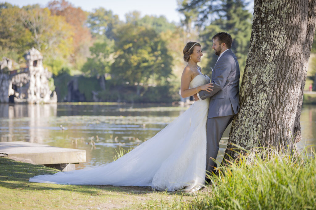 Photographe Mariage Bordeaux, mariage blanquefort, huruguen, sebastien huruguen, couple de jeunes maries dans le parc majolan à blanquefort dans la région bordelaise, seance trash the dress