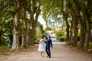 couple de mariés dansant entre les arbres de l'allée du parc de l'ermitage compostelle à le bouscat