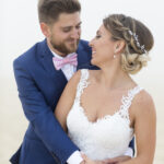 couple de jeunes mariés sur la plage pereire à Arcachon Sébastien Huruguen photographe mariage Gironde Bordeaux