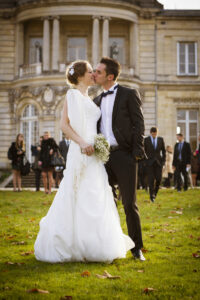 Sebastien Huruguen Photographe Mariage Bordeaux Couple s'embrassant à la sortie mairie talence peixotto