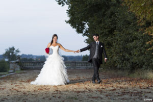 couple de jeunes mariés dans le parc du chateau de la Dame Blanche au Chateau du Taillan en Gironde sous l'oeil du photographe de mariage à Bordeaux Sébastien Huruguen