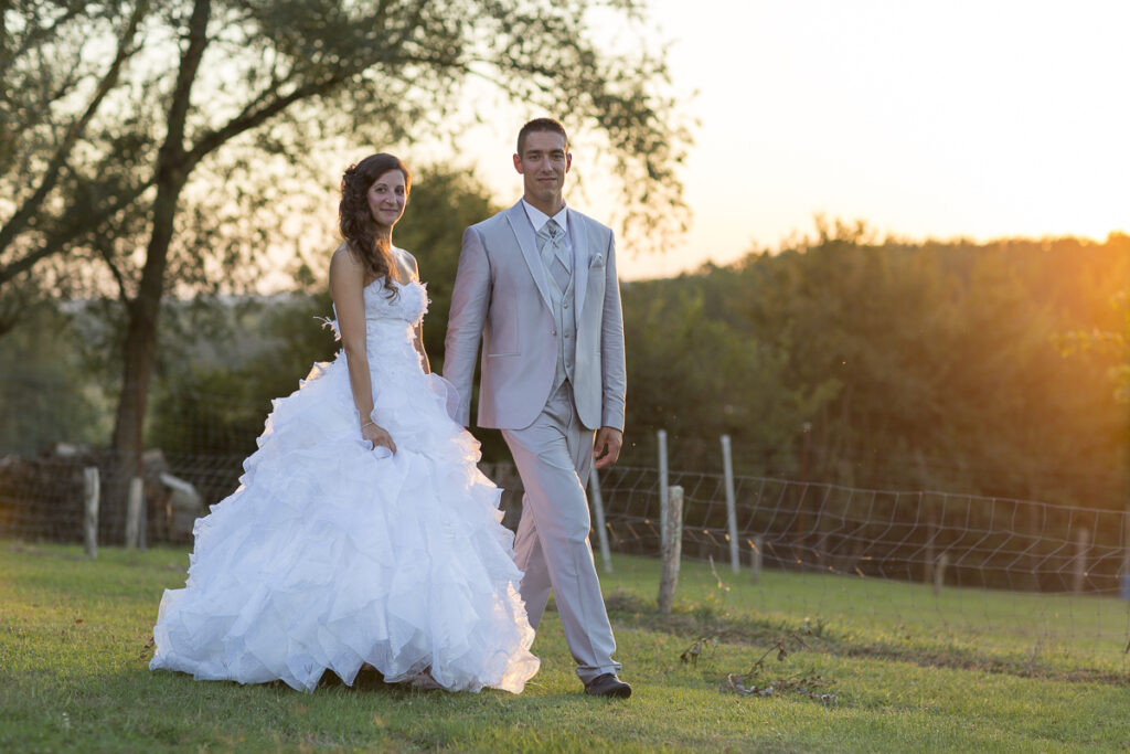 couple de jeune marie au chateau de malvirade a marmande sebastien huruguen mariage