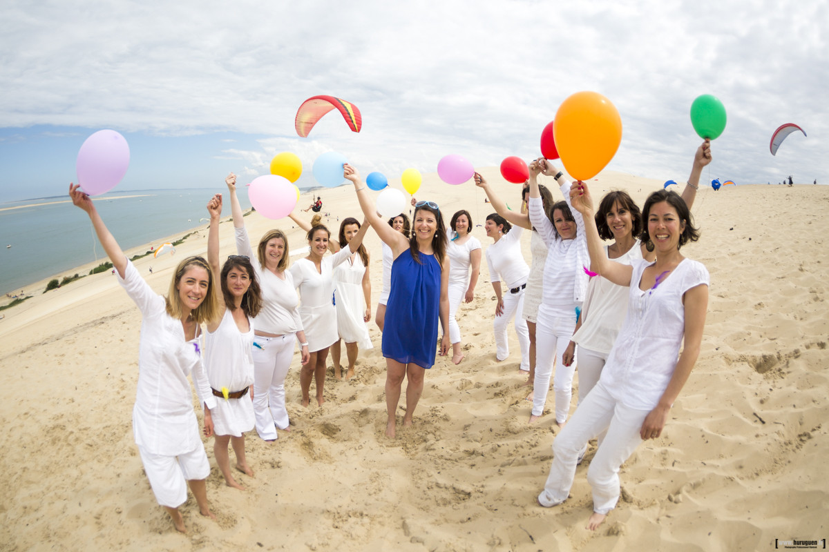 seance photo EVJF entre copines à la dune du pyla a arcachon parapente ballons colores tout en blanc sur le sable ciel bleu sebastien huruguen mariage bordeaux