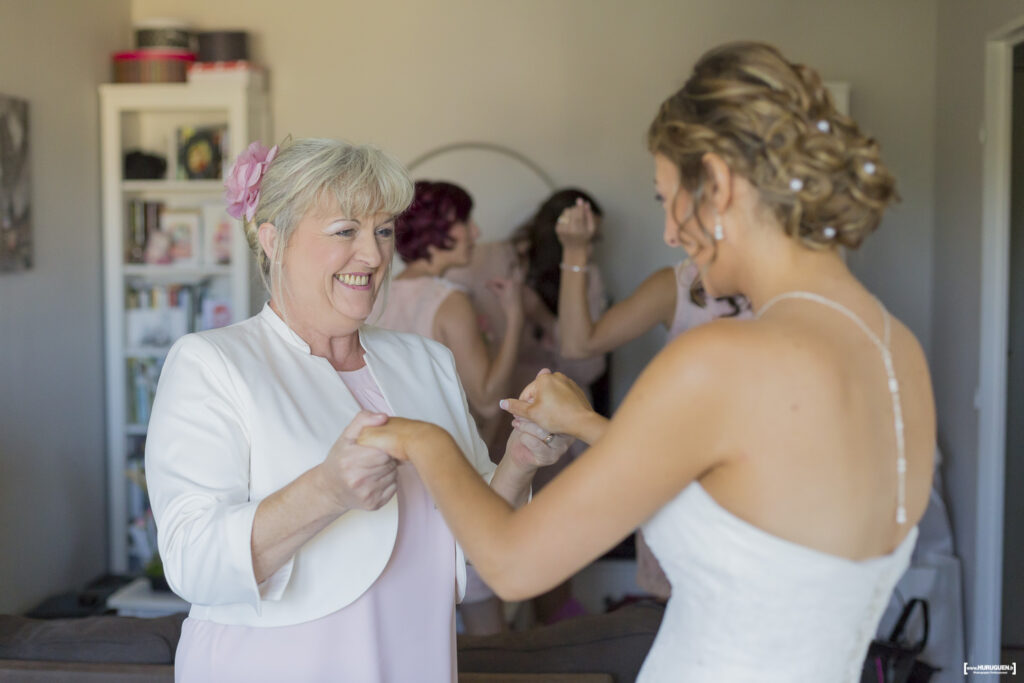 photographe-mariage-blanquefort-sebastien-huruguen-rose-gris-preparatifs-laura-elodie-maquilleuse-coiffeuse-beaute-nuptiale-mariee-33-armonia-essentielle-20