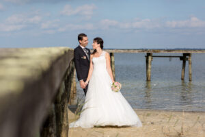 couple-jeunes-maries-seance-photo-trash-the-dress-day-after-plage-lac-ocean-carcans-sebastien-huruguen-photographe-mariage-7