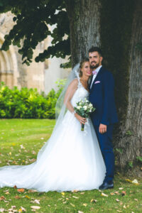 mariés posant devant l'objectif de Sébastien Huurguen