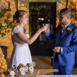 Sebastien Huruguen photographe de Mariage à Bordeaux et en Gironde couple de mariés qui trinquent au champagne devant la pièce montée
