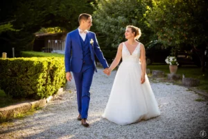 Mariés A & M marchant vers le Manoir de Saint-Gervais à Saint-André-de-Cubzac sous une lumière de fin de journée.