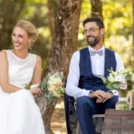J&A heureux et souriants pendant leur cérémonie laïque au Domaine du Vautrait, Cabanac-et-Villagrains.
