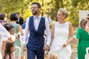Sortie de cérémonie laïque sous des bulles de savon pour Jennifer et Anael au Domaine du Vautrait, photographe Sébastien Huruguen.