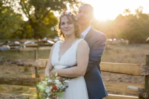 Gros plan complice des mariés J&F lors d'une séance couple Golden Hour dans une propriété privée à Saint-Magne, Gironde par Sébastien Huruguen Photographe.