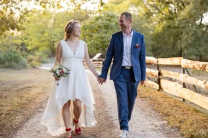 Joli couple de mariés lors d'une séance couple Golden Hour, mariage champêtre à Saint-Magne couronne fleurie et robe asymétrique, Gironde par Sébastien Huruguen Photographe.